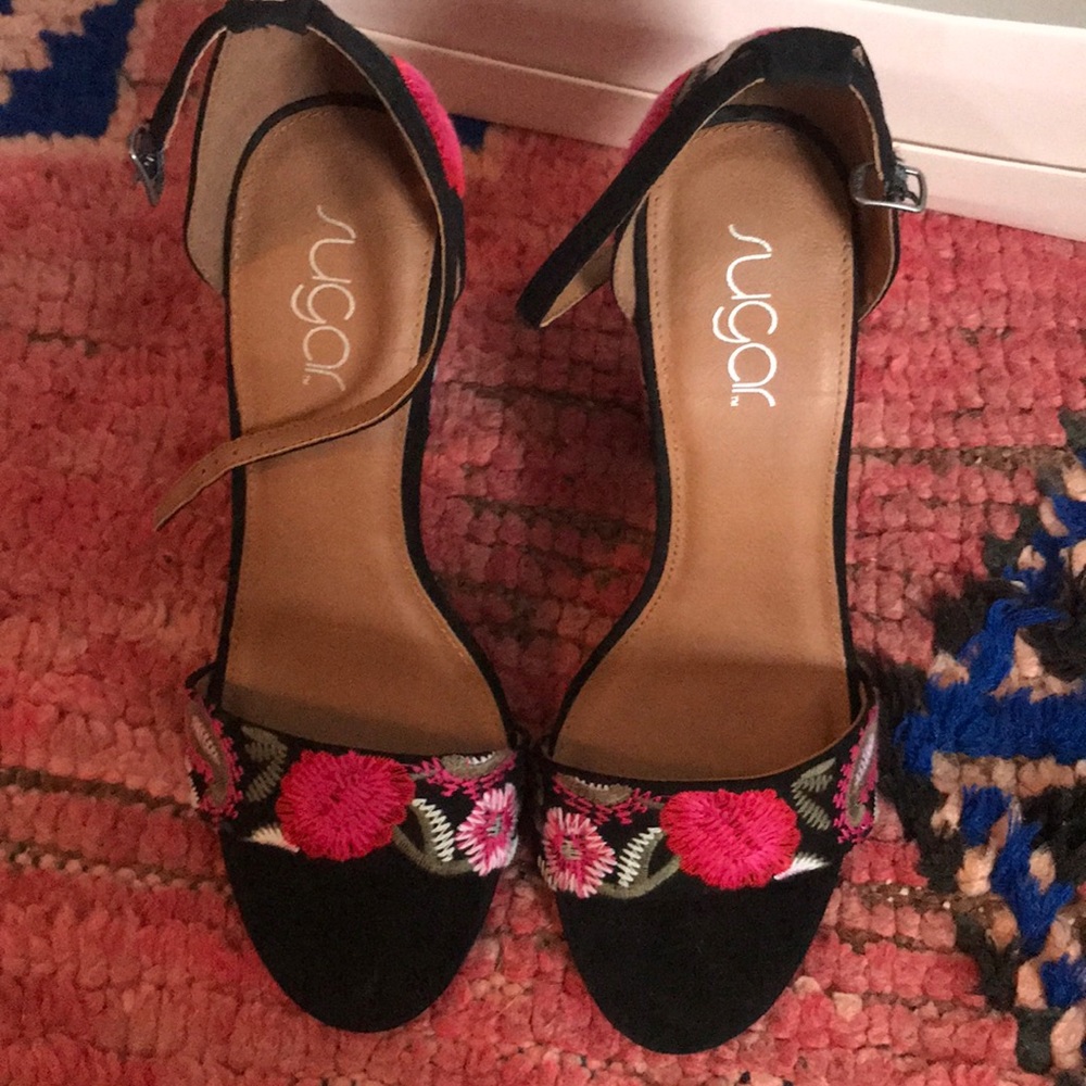 Embroidered heels - Picture 3 of 3